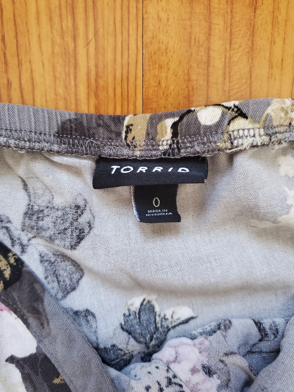 Torrid Gray Floral Cami Top Size 0 - Picture 2 of 9